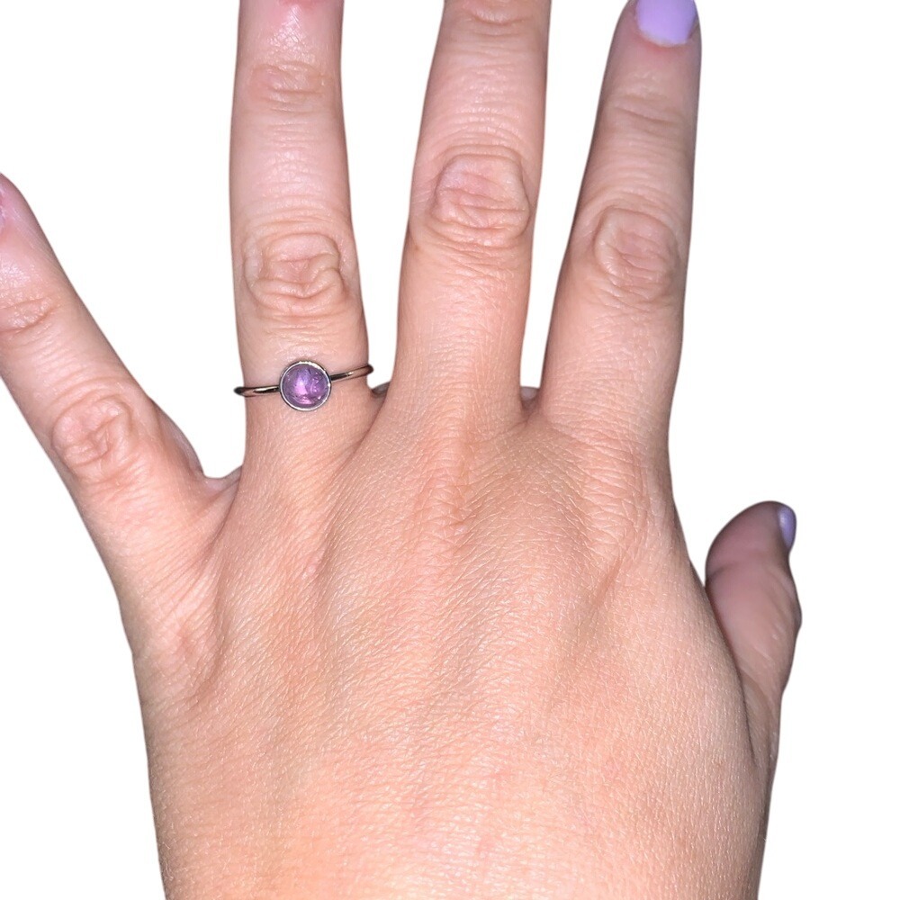 Chic Silver Ring with Purple Gemstone